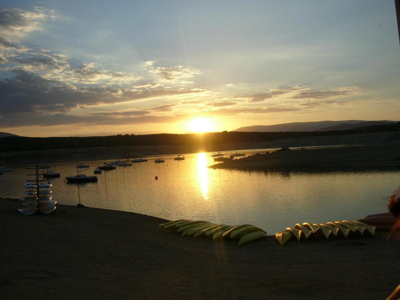 فندق Camping De Cervera De Buitrago المظهر الخارجي الصورة